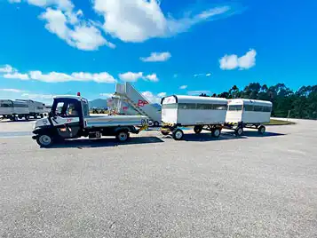 Caixa aberta com reboque