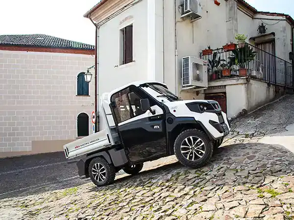 Quadriciclo 4x4 elétrico na subida