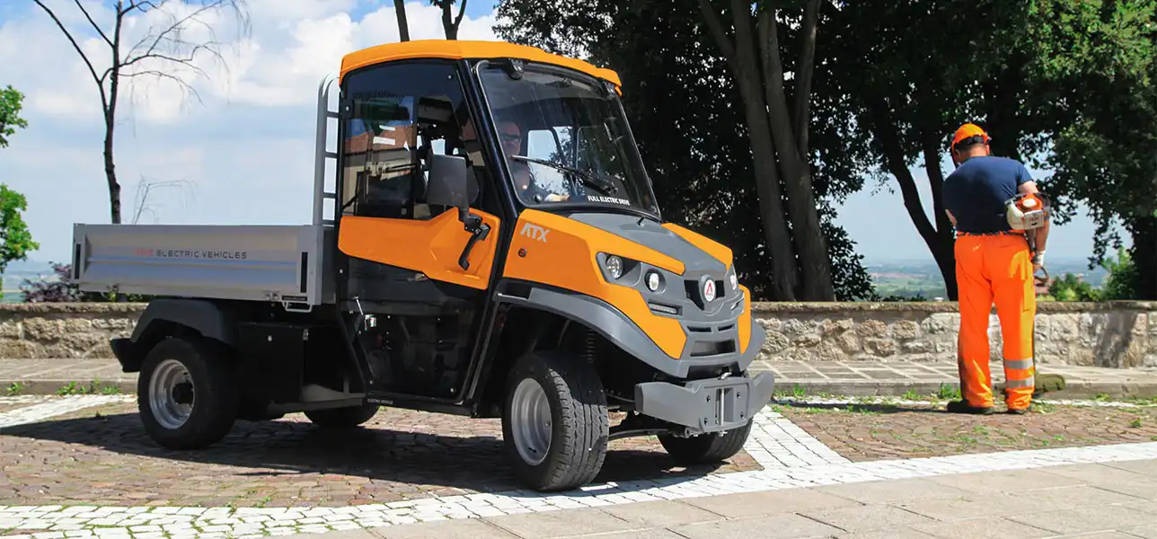 Veículo utilitário elétrico para manutenção de estradas e espaços verdes
