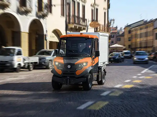 Furgões com portas laterais tipo persiana